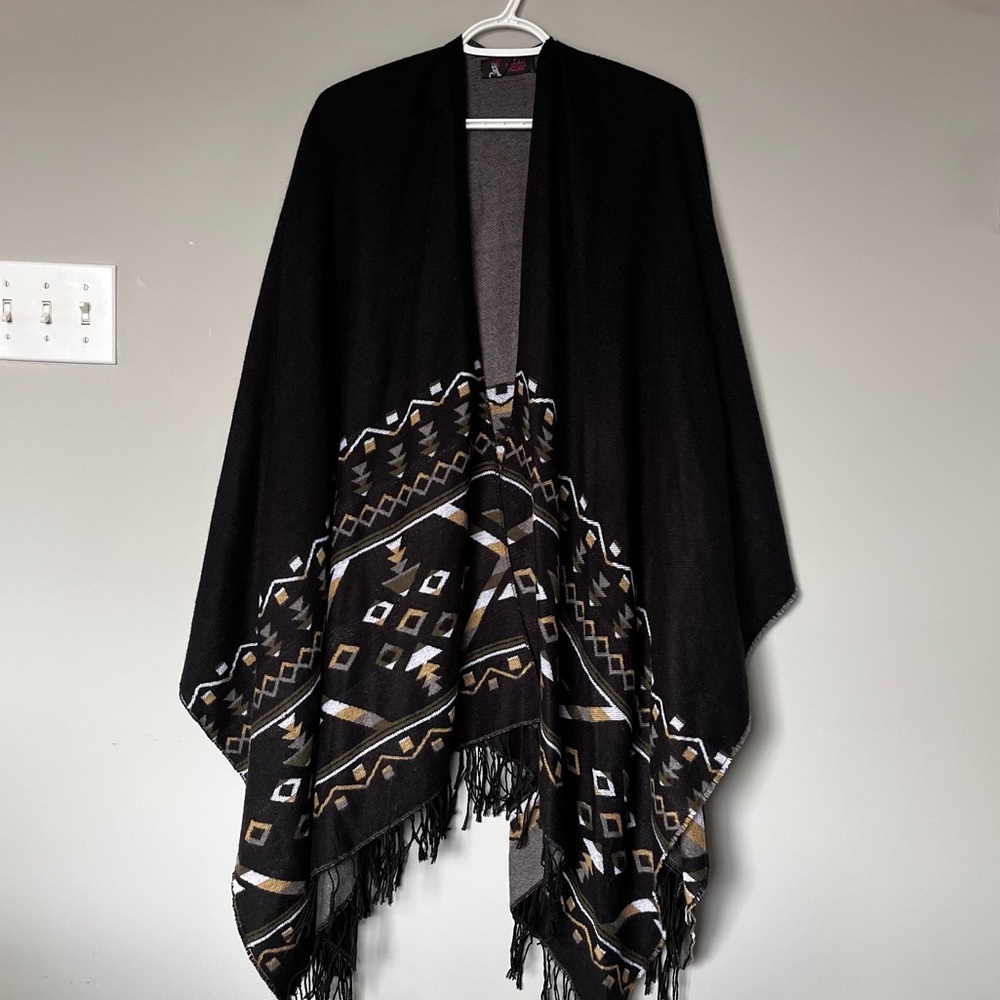Model France Gray and Black Knit Shawl